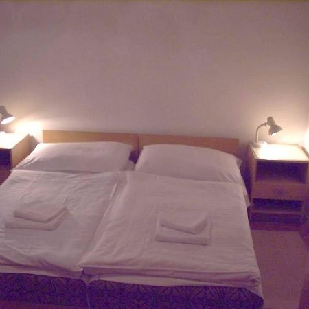 Corvin Panzio Bed & Breakfast เยอร์ ภายนอก รูปภาพ