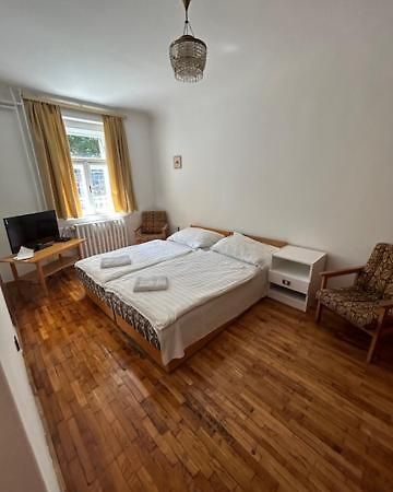Corvin Panzio Bed & Breakfast เยอร์ ภายนอก รูปภาพ