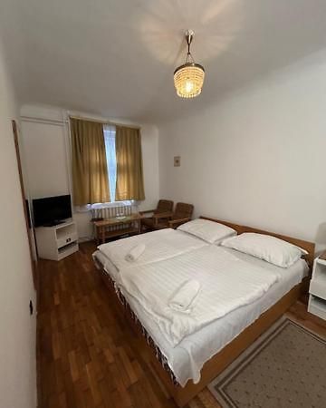 Corvin Panzio Bed & Breakfast เยอร์ ภายนอก รูปภาพ