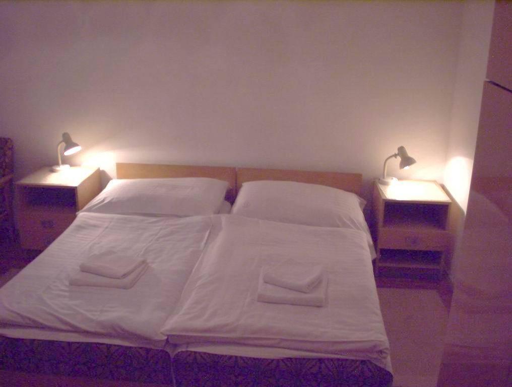 Corvin Panzio Bed & Breakfast เยอร์ ภายนอก รูปภาพ
