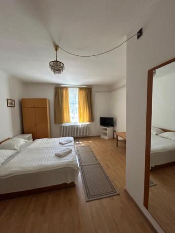 Corvin Panzio Bed & Breakfast เยอร์ ภายนอก รูปภาพ