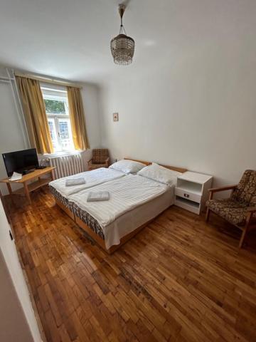 Corvin Panzio Bed & Breakfast เยอร์ ภายนอก รูปภาพ