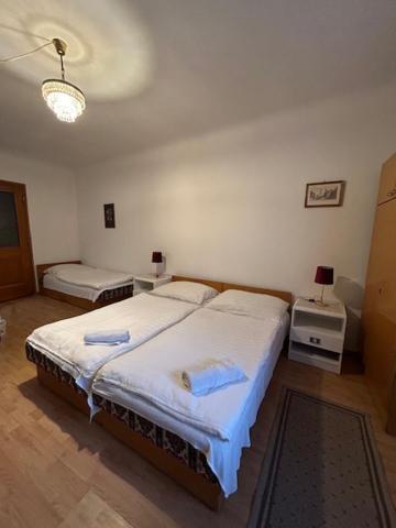 Corvin Panzio Bed & Breakfast เยอร์ ภายนอก รูปภาพ